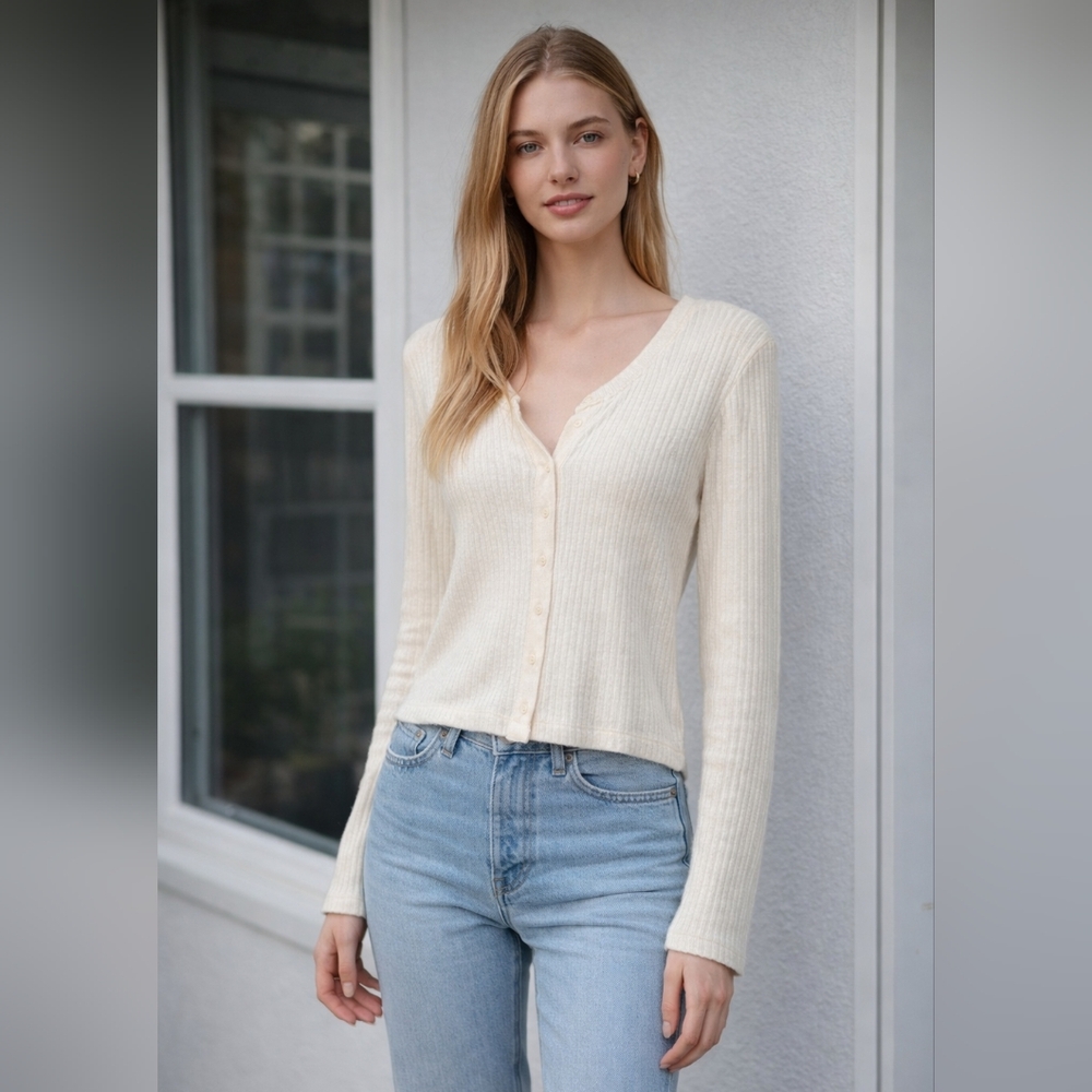 NWOT Aerie Size M Cream Shimmery Ribbed V-Neck Button Cardigan